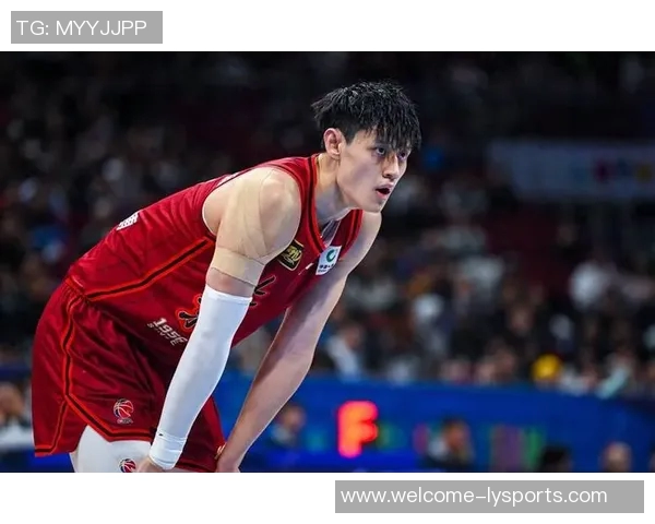 曾凡博防守失误贾里德巴特勒轻松突破上篮得分