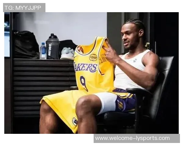 布朗尼坦言上场机会有限期待通过努力防守赢得更多信任与时间