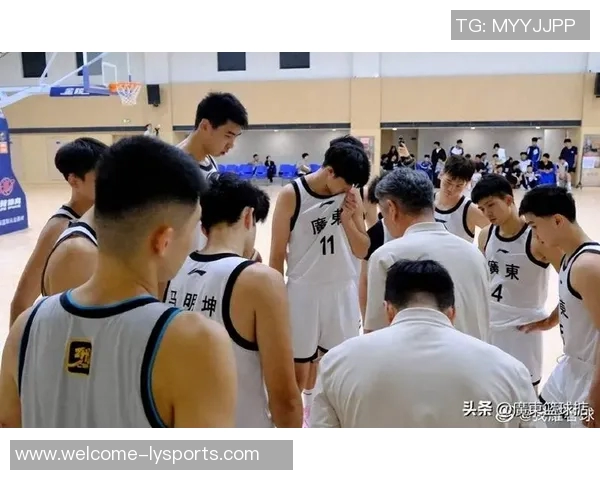 全运U22男篮半决赛广东队轻松战胜上海队李奕臻表现出色砍下18分5板2助 全运U22男篮半决赛广东队轻松战胜上海队李奕臻表现出色砍下18分5板2助